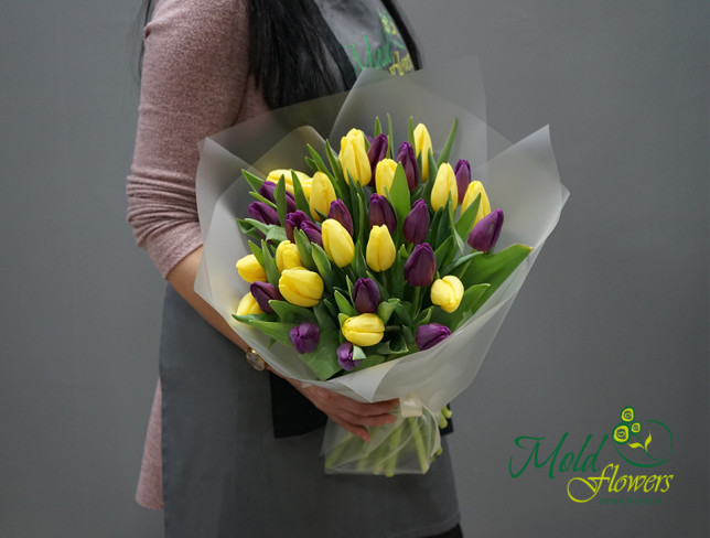 Букет из желтых и фиолетовых тюльпанов в фиолетовой бумаге и белой сетке  фото